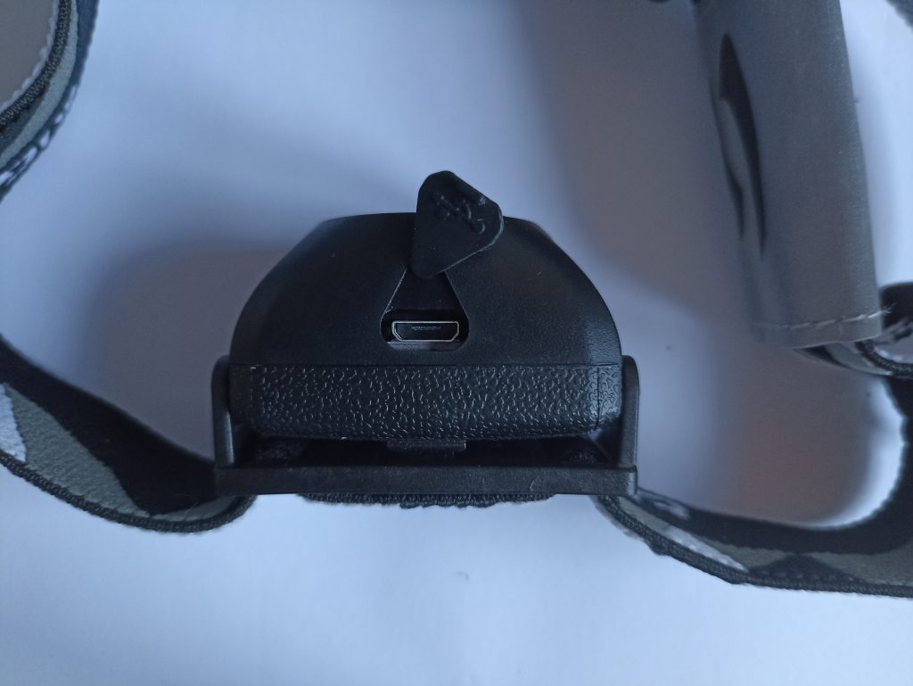 Sigma Sport Headled II Stirnlampe, Ladebuchse geöffnet