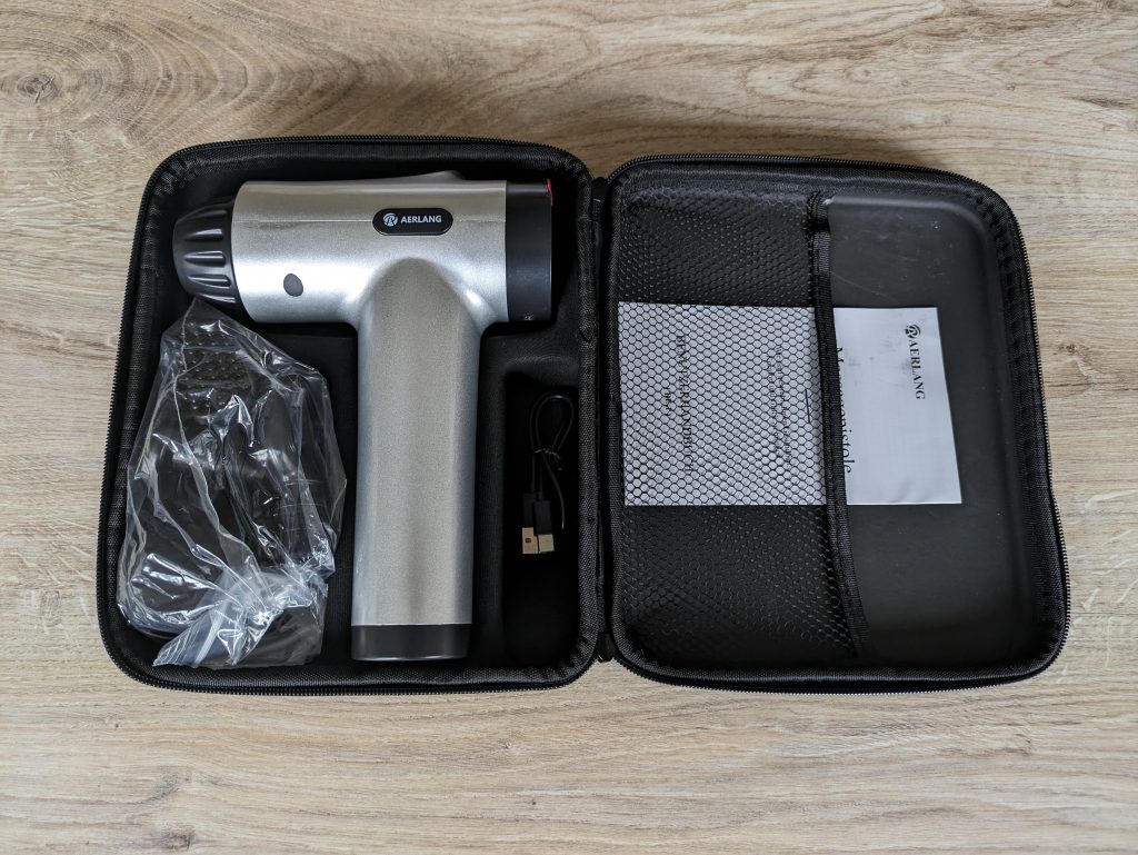 Tasche der Aerlang EM-8 Massagepistole geöffnet mit Folie