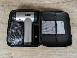 Tasche der Aerlang EM-8 Massagepistole geöffnet mit Folie
