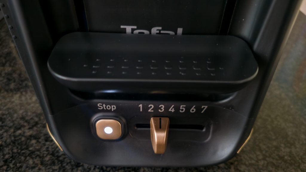 Tefal Includeo TT5338 Toaster in Betrieb