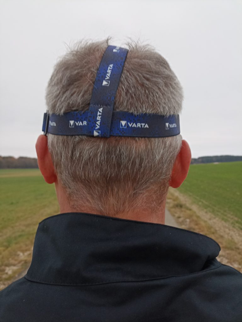 VARTA H20 Stirnlampe, auf Kopf bei Mann, von hinten