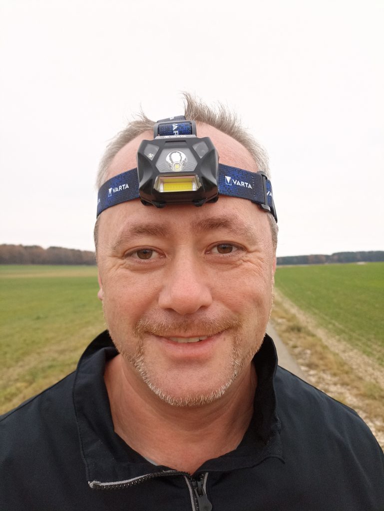 VARTA H20 Stirnlampe, auf Kopf bei Mann, von vorne