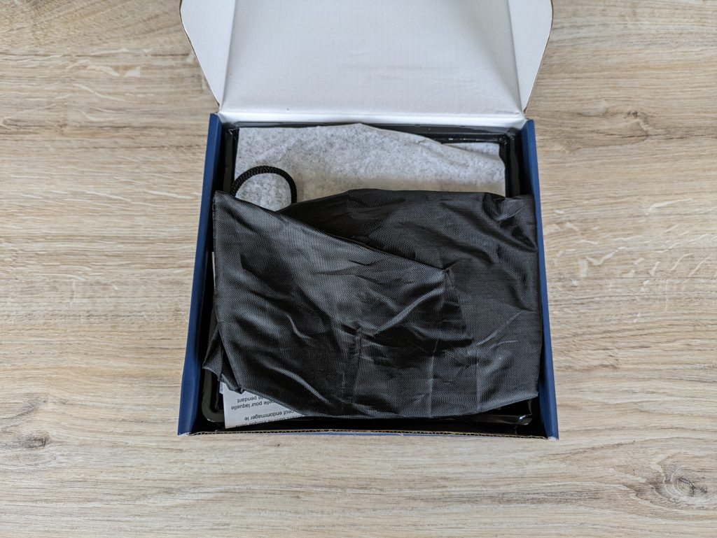 Verpackung der Newgen Medicals ZX-6210-675 Massagepistole geöffnet mit Beutel