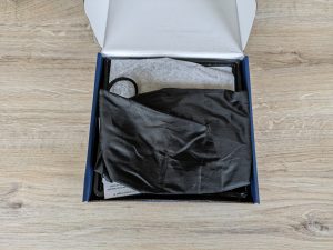 Verpackung der Newgen Medicals ZX-6210-675 Massagepistole geöffnet mit Beutel