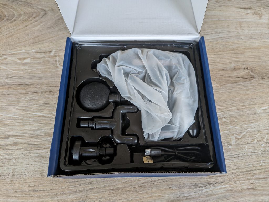 Verpackung der Newgen Medicals ZX-6210-675 Massagepistole geöffnet ohne Beutel