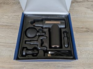 Verpackung der Newgen Medicals ZX-6210-675 Massagepistole geöffnet ohne Folie