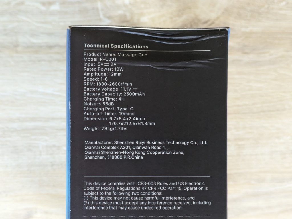 Verpackung der RENPHO R3 Massagepistole von rechts in der Nahansicht