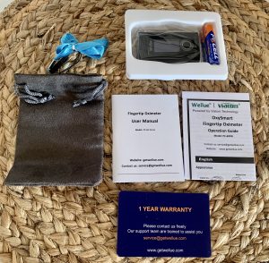 ViATOM OXYSMART Pulsoximeter ausgepackt mit Zubehör