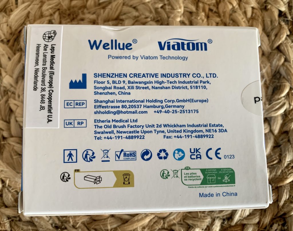 ViATOM OXYSMART Pulsoximeter im Karton von unten