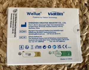 ViATOM OXYSMART Pulsoximeter im Karton von unten