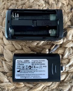 ViATOM OXYSMART Pulsoximeter mit geöffnetem Batteriefach
