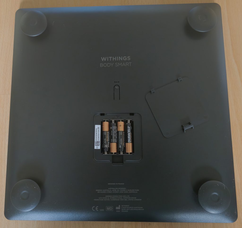 WITHINGS Body Smart Körperfettwaage Rückseite mit geöffnetem Batteriefach