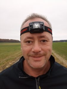 Winzwon WZ6520FR Stirnlampe, auf Kopf bei Mann, von vorne