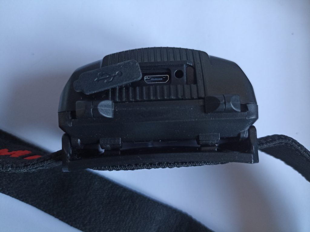 Winzwon WZ6529FR Stirnlampe, Ladebuchse geöffnet