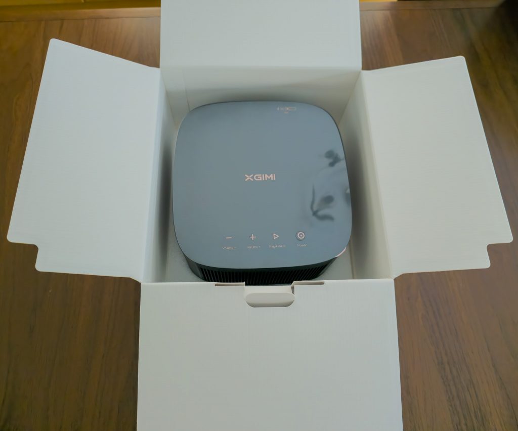 XGIMI Horizon Pro 4K Beamer Verpackung geöffnet