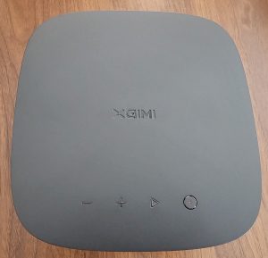 XGIMI Horizon Pro 4K Beamer Von oben mit Blick auf Bedientasten