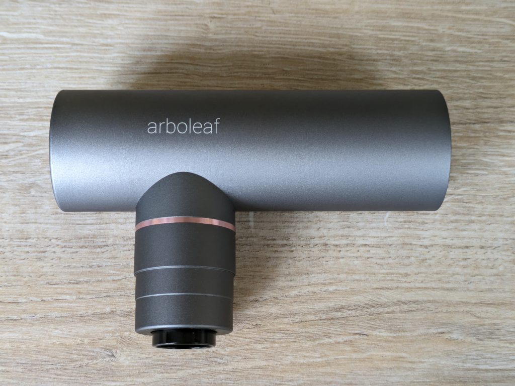 arboleaf CM20C Massagepistole von vorne nach links ausgerichtet