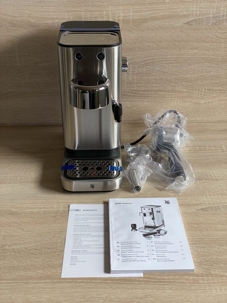 WMF Lumero Espresso Siebträgermaschine aus der Verpackung genommen