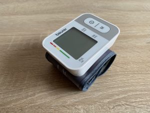 Beurer BC 28 Handgelenk-Blutdruckmessgerät schräge Ansicht