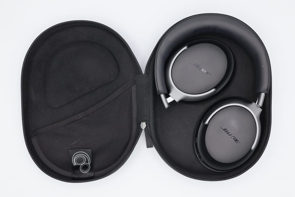 Bose QuietComfort Ultra Over-Ear-Kopfhörer Case geöffnet