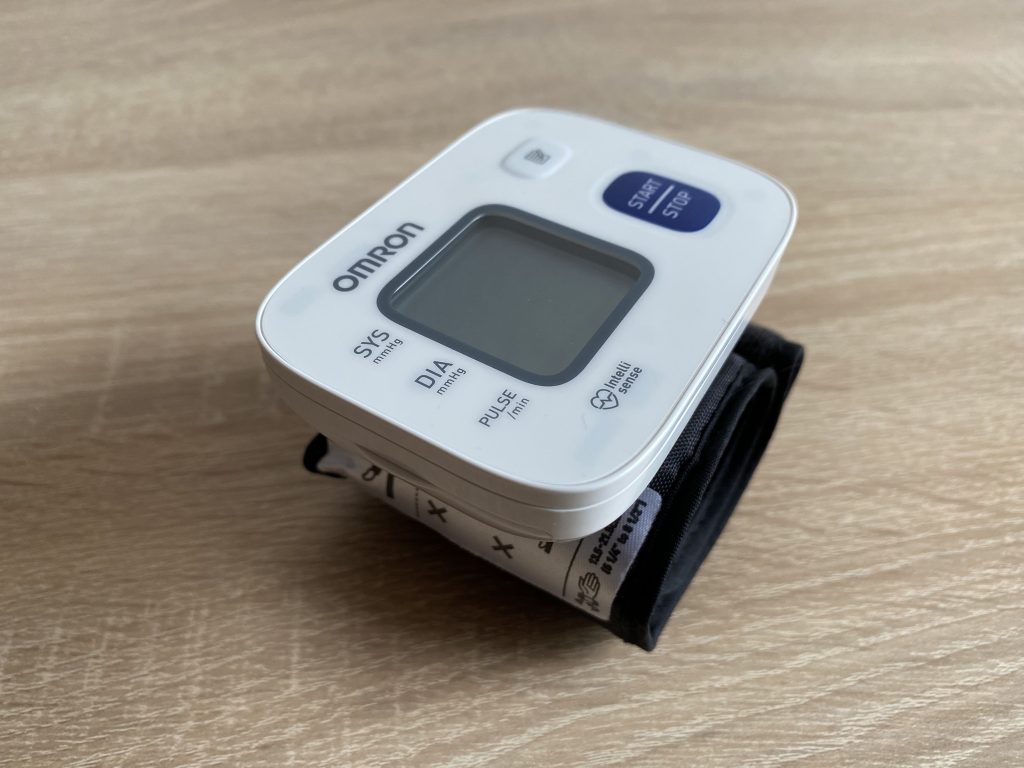Omron RS2 Handgelenk-Blutdruckmessgerät schräge Ansicht