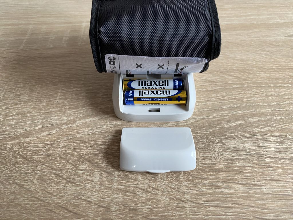 Omron RS2 Handgelenk-Blutdruckmessgerät eingelegte Batterien