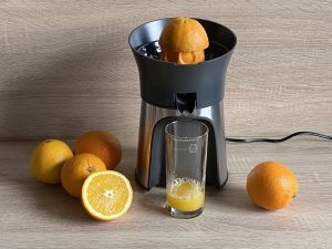 Moulinex PC603D10 vitapress direct serve Entsafter beim Pressen einer Orange