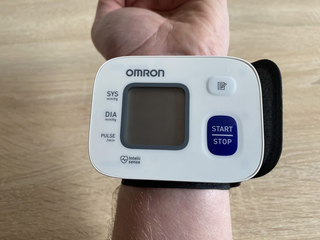 Omron RS2 Handgelenk-Blutdruckmessgerät am Handgelenk