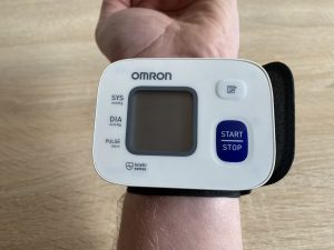 Omron RS2 Handgelenk-Blutdruckmessgerät am Handgelenk