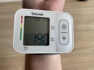 Beurer BC 28 Handgelenk-Blutdruckmessgerät bei der Blutdruckmessung