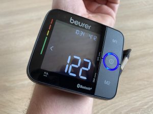Beurer BC 54 Handgelenk-Blutdruckmessgerät bei der Messung