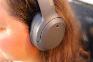 Edifier W820NB Kopfhörer getragen