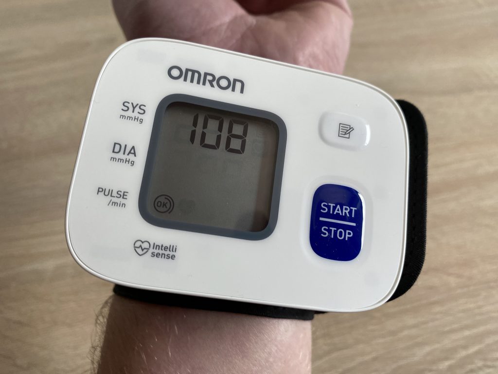 Omron RS2 Handgelenk-Blutdruckmessgerät bei der Blutdruckmessung