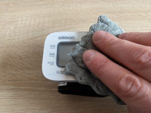 Omron RS2 Handgelenk-Blutdruckmessgerät Reinigung
