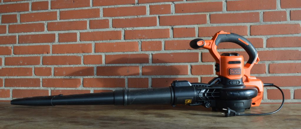 BLACK+DECKER BEBLV300 Laubbläser montiert Links