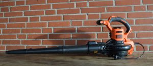 BLACK+DECKER BEBLV300 Laubbläser montiert Links