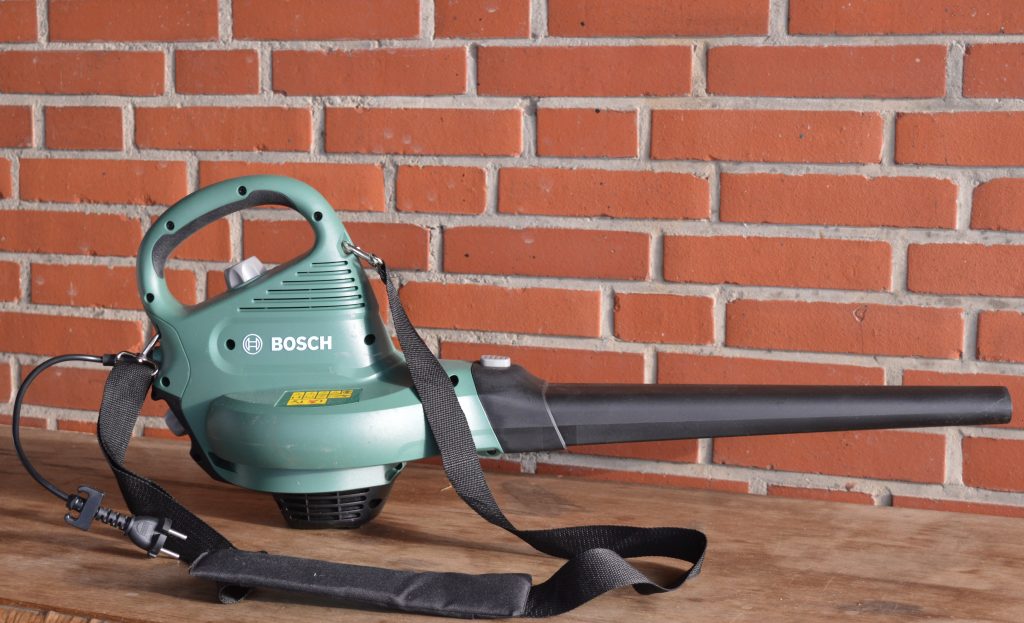 Bosch UniversalGardenTidy Laubsauger Laubbläser montiert rechts