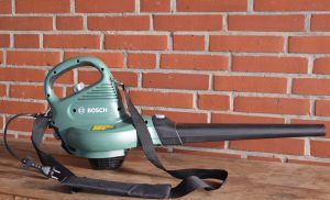 Bosch UniversalGardenTidy Laubsauger Laubbläser montiert rechts