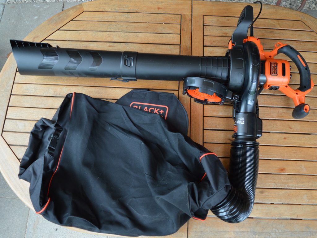 BLACK+DECKER BEBLV300 Laubsauger montiert