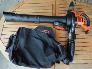 BLACK+DECKER BEBLV300 Laubsauger montiert