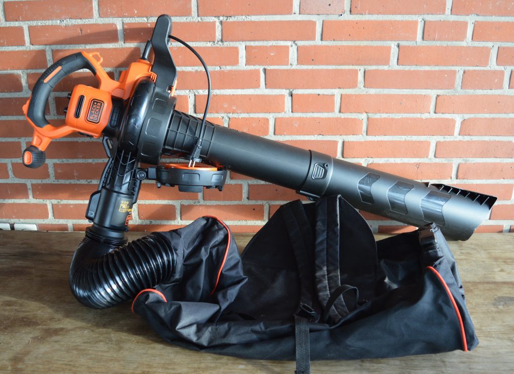 BLACK+DECKER BEBLV300 Laubsauger montiert Rechts