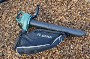 Bosch UniversalGardenTidy Laubsauger montiert