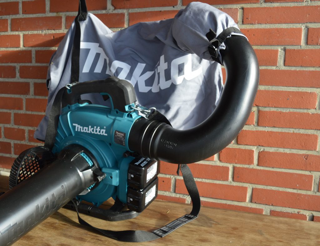 Makita DUB363PT2V Akku Laubsauger montiert vorne