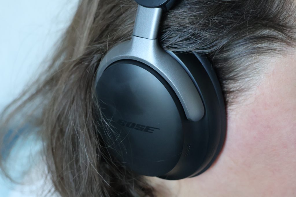 Bose QuietComfort Ultra Over-Ear-Kopfhörer getragen