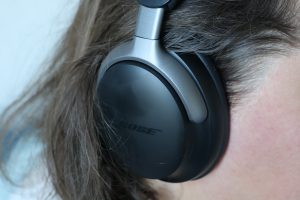 Bose QuietComfort Ultra Over-Ear-Kopfhörer getragen