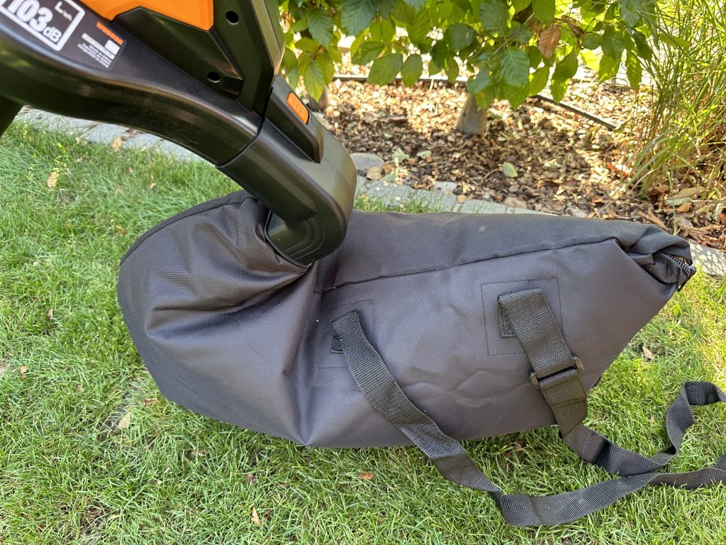 WORX WG583E Laubsauger Laubfangsack mit Schultergurt montiert