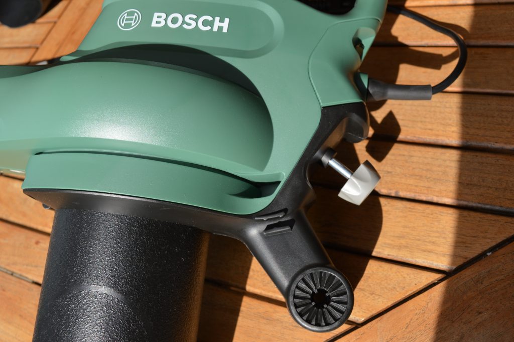 Bosch UniversalGardenTidy Laubsauger Saugrohr montiert
