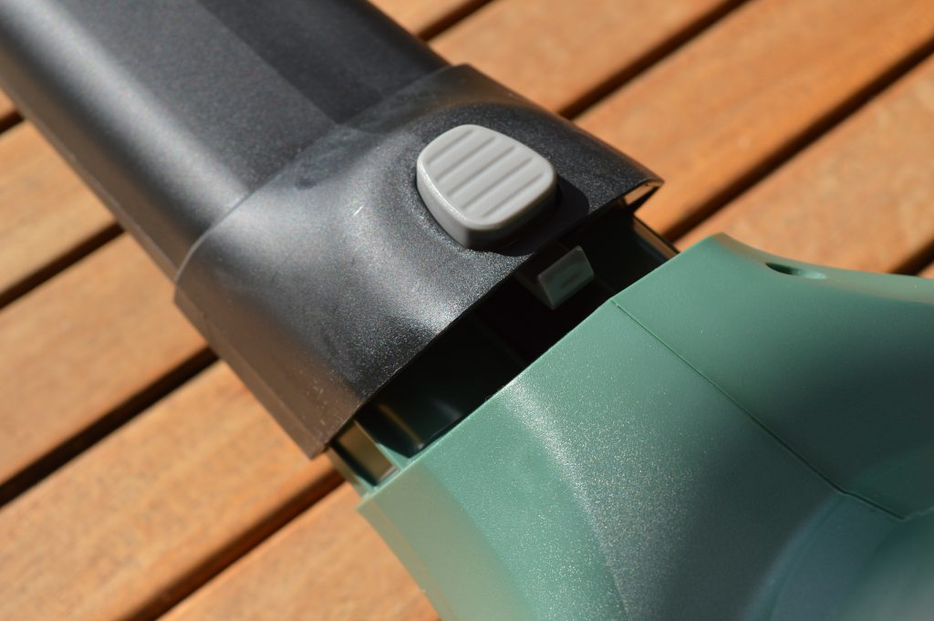 Bosch UniversalGardenTidy Laubsauger Blasrohr Schnellverschluss Detailansicht