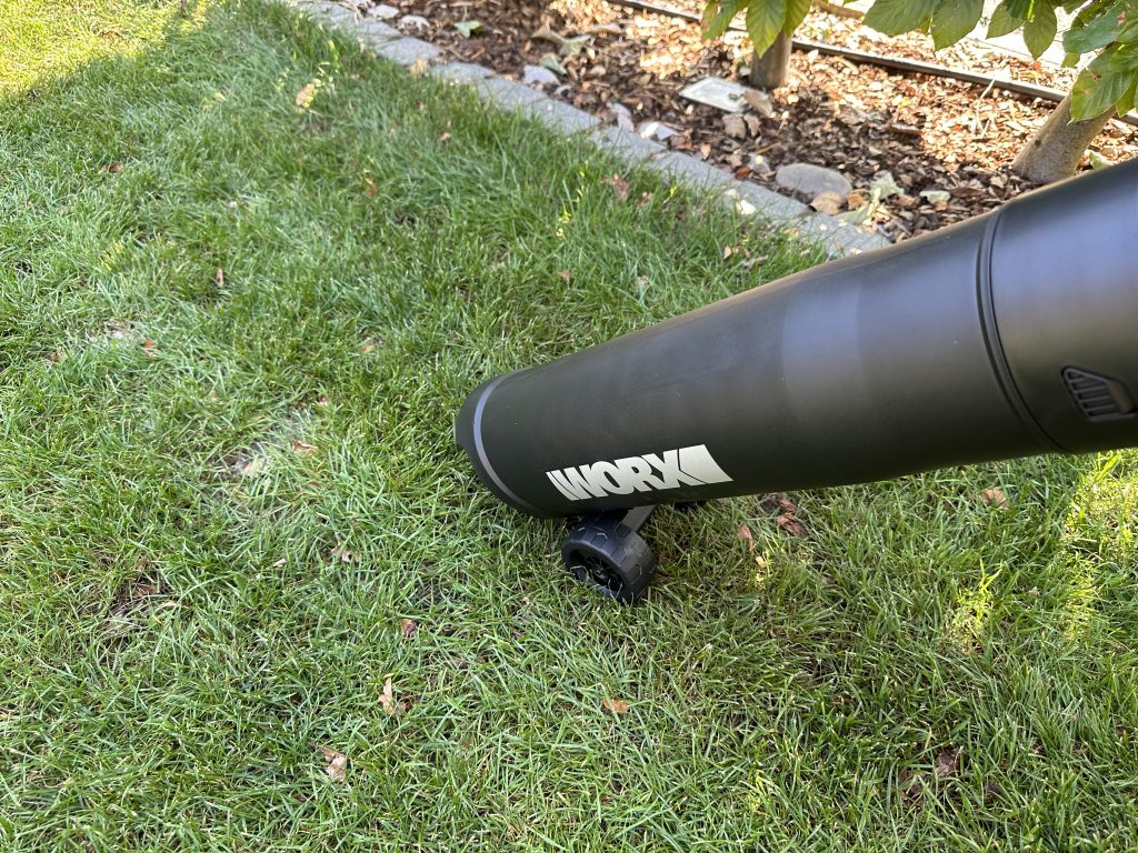 WORX WG583E Laubsauger Stützrollen am Saugrohr