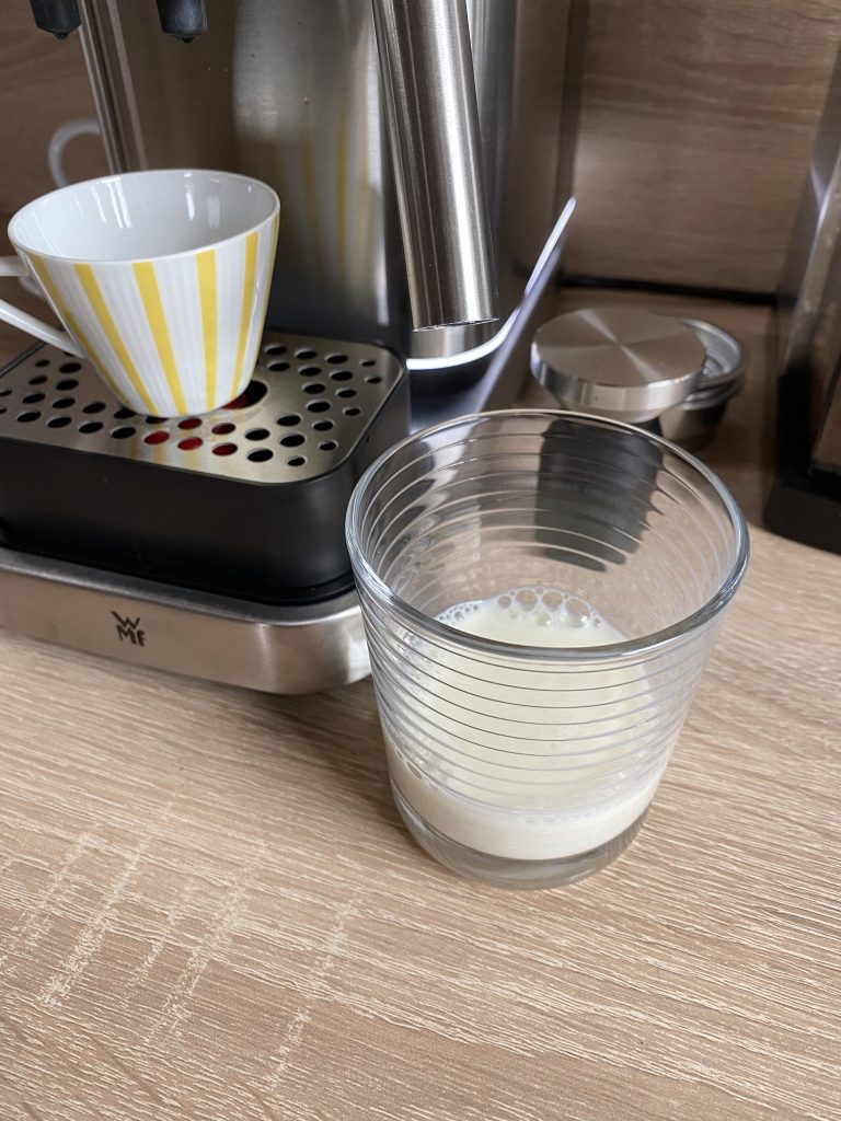 WMF Lumero Espresso Siebträgermaschine Zubereitung Milchschaum 1
